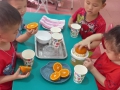 Một số hình ảnh rèn kỹ năng: Vắt nước cam của các bé tại lớp 3 - 4 tuổi.- Trường Mầm Non Thượng Bình.