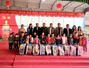 Ngày 16/12/2022 Trường MN Thượng Bình nhận được sự quan tâm, ủng hộ của Ban chỉ huy quân sự huyện Bắc Quang đã đến thăm và tặng chăn ấm cho các cháu. Ngày 16/12/2022 Trường MN Thượng Bình nhận được sự quan tâm, ủng hộ của Ban chỉ huy quân sự huyện Bắc Quang đã đến thăm và tặng chăn ấm cho các cháu.